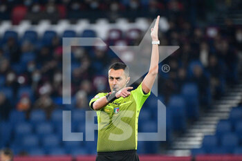2021-12-04 - Marco Di Bello referee during the  Italian Football Championship League A 2021/2022 match between AS Roma vs Inter FC at the Olimpic Stadium in Rome  on 04 December 2021. - AS ROMA VS INTER - FC INTERNAZIONALE - ITALIAN SERIE A - SOCCER