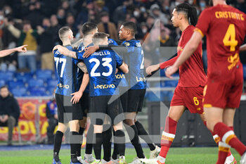 2021-12-04 - Inter players cheer after the goal during the  Italian Football Championship League A 2021/2022 match between AS Roma vs Inter FC at the Olimpic Stadium in Rome  on 04 December 2021. - AS ROMA VS INTER - FC INTERNAZIONALE - ITALIAN SERIE A - SOCCER