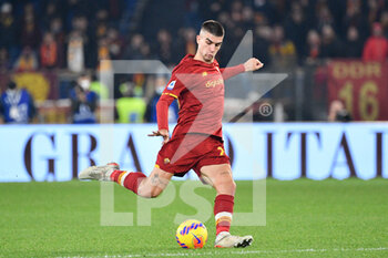 2021-12-04 - Gianluca Mancini (AS Roma)  during the  Italian Football Championship League A 2021/2022 match between AS Roma vs Inter FC at the Olimpic Stadium in Rome  on 04 December 2021. - AS ROMA VS INTER - FC INTERNAZIONALE - ITALIAN SERIE A - SOCCER