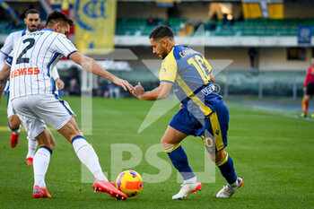 2021-12-12 - Verona's Giancluca Caprari in action against Atalanta's Rafael Tolói - HELLAS VERONA FC VS ATALANTA BC - ITALIAN SERIE A - SOCCER