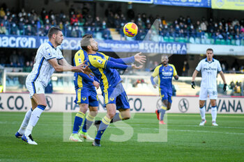 2021-12-12 - Verona's Federico Ceccherini in action against  Atalanta's Merih Demiral - HELLAS VERONA FC VS ATALANTA BC - ITALIAN SERIE A - SOCCER