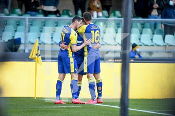 2021-12-12 - Verona's Giovanni Simeoni celebrates after scoring a goal 1-0 with teammates - HELLAS VERONA FC VS ATALANTA BC - ITALIAN SERIE A - SOCCER