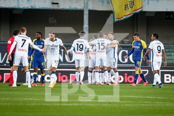 2021-12-12 - Atalanta's Aleksey Miranchuk celebrates after scoring a goal 1-1 with teammates - HELLAS VERONA FC VS ATALANTA BC - ITALIAN SERIE A - SOCCER
