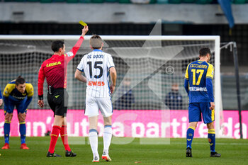 2021-12-12 - The referee of the match Juan Luca Sacchi shows yellow card to Verona's Federico Ceccherini - HELLAS VERONA FC VS ATALANTA BC - ITALIAN SERIE A - SOCCER