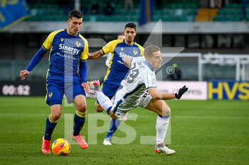 2021-12-12 - Verona's Nicolò Casale steals the ball to Atalanta's Mario Pasalic - HELLAS VERONA FC VS ATALANTA BC - ITALIAN SERIE A - SOCCER