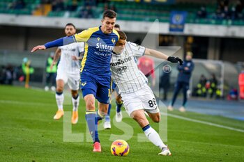 2021-12-12 - Verona's Nicolò Casale in action against  Atalanta's Mario Pasalic - HELLAS VERONA FC VS ATALANTA BC - ITALIAN SERIE A - SOCCER