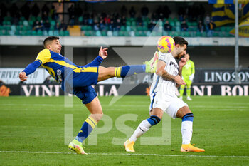 2021-12-12 - Verona's Giovanni Simeoni in action against Atalanta's Giuseppe Pezzella - HELLAS VERONA FC VS ATALANTA BC - ITALIAN SERIE A - SOCCER