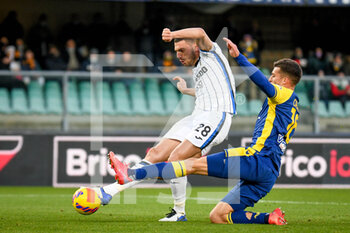 2021-12-12 - Atalanta's Merih Demiral tries to score a goal hindered by Verona's Nicolò Casale - HELLAS VERONA FC VS ATALANTA BC - ITALIAN SERIE A - SOCCER