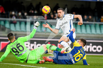 2021-12-12 - Verona's Lorenzo Montipò and Verona's Nicolò Casale save a goal from Atalanta's Merih Demiral - HELLAS VERONA FC VS ATALANTA BC - ITALIAN SERIE A - SOCCER