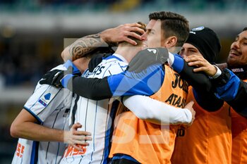 2021-12-12 - Atalanta's Teun Koopmeiners celebrates after scoring a goal 1-2 with teammates - HELLAS VERONA FC VS ATALANTA BC - ITALIAN SERIE A - SOCCER