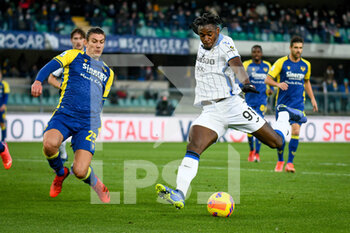 2021-12-12 - Atalanta's Duván Zapata tries to score a goal hindered by Verona's Giangiacomo Magnani - HELLAS VERONA FC VS ATALANTA BC - ITALIAN SERIE A - SOCCER