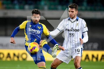 2021-12-12 - Verona's Daniel Bessa in action hindered by Atalanta's Berat Djimsiti - HELLAS VERONA FC VS ATALANTA BC - ITALIAN SERIE A - SOCCER