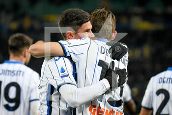 2021-12-12 - Atalanta's Matteo Pessina hugs Atalanta's Marten de Roon - HELLAS VERONA FC VS ATALANTA BC - ITALIAN SERIE A - SOCCER