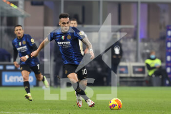 2021-12-12 - Lautaro Martinez of FC Internazionale in action during the Serie A 2021/22 football match between FC Internazionale and Cagliari Calcio at Giuseppe Meazza Stadium, Milan, Italy on December 12, 2021 - INTER - FC INTERNAZIONALE VS CAGLIARI CALCIO - ITALIAN SERIE A - SOCCER