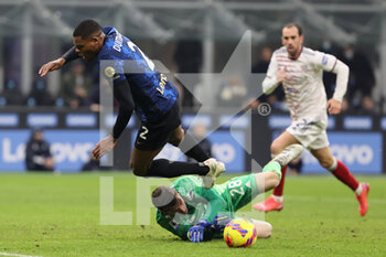 2021-12-12 - Denzel Dumfries of FC Internazionale in action during the Serie A 2021/22 football match between FC Internazionale and Cagliari Calcio at Giuseppe Meazza Stadium, Milan, Italy on December 12, 2021 - INTER - FC INTERNAZIONALE VS CAGLIARI CALCIO - ITALIAN SERIE A - SOCCER