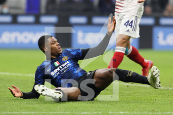2021-12-12 - Denzel Dumfries of FC Internazionale reacts during the Serie A 2021/22 football match between FC Internazionale and Cagliari Calcio at Giuseppe Meazza Stadium, Milan, Italy on December 12, 2021 - INTER - FC INTERNAZIONALE VS CAGLIARI CALCIO - ITALIAN SERIE A - SOCCER
