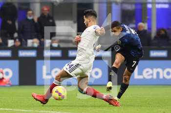 2021-12-12 - Alexis Sanchez of FC Internazionale in action during the Serie A 2021/22 football match between FC Internazionale and Cagliari Calcio at Giuseppe Meazza Stadium, Milan, Italy on December 12, 2021 - INTER - FC INTERNAZIONALE VS CAGLIARI CALCIO - ITALIAN SERIE A - SOCCER