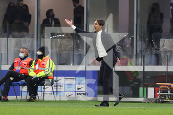 2021-12-12 - Simone Inzaghi Head Coach of FC Internazionale reacts from the bench during the Serie A 2021/22 football match between FC Internazionale and Cagliari Calcio at Giuseppe Meazza Stadium, Milan, Italy on December 12, 2021 - INTER - FC INTERNAZIONALE VS CAGLIARI CALCIO - ITALIAN SERIE A - SOCCER