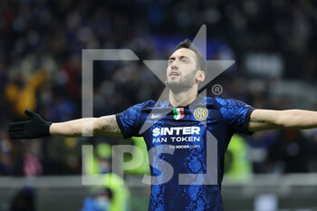 2021-12-12 - Hakan Calhanoglu of FC Internazionale celebrates after scoring a goal during the Serie A 2021/22 football match between FC Internazionale and Cagliari Calcio at Giuseppe Meazza Stadium, Milan, Italy on December 12, 2021 - INTER - FC INTERNAZIONALE VS CAGLIARI CALCIO - ITALIAN SERIE A - SOCCER