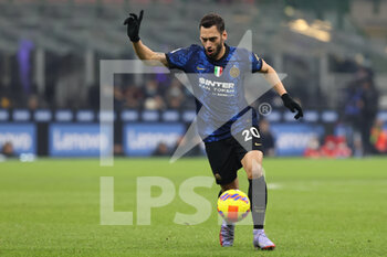 2021-12-12 - Hakan Calhanoglu of FC Internazionale in action during the Serie A 2021/22 football match between FC Internazionale and Cagliari Calcio at Giuseppe Meazza Stadium, Milan, Italy on December 12, 2021 - INTER - FC INTERNAZIONALE VS CAGLIARI CALCIO - ITALIAN SERIE A - SOCCER
