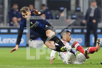 2021-12-12 - Nicolò Barella of FC Internazionale fights for the ball against Dalbert of Cagliari Calcio during the Serie A 2021/22 football match between FC Internazionale and Cagliari Calcio at Giuseppe Meazza Stadium, Milan, Italy on December 12, 2021 - INTER - FC INTERNAZIONALE VS CAGLIARI CALCIO - ITALIAN SERIE A - SOCCER