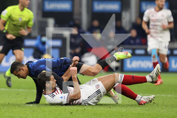 2021-12-12 - Alexis Sanchez of FC Internazionale fights for the ball against Alberto Grassi of Cagliari Calcio during the Serie A 2021/22 football match between FC Internazionale and Cagliari Calcio at Giuseppe Meazza Stadium, Milan, Italy on December 12, 2021 - INTER - FC INTERNAZIONALE VS CAGLIARI CALCIO - ITALIAN SERIE A - SOCCER