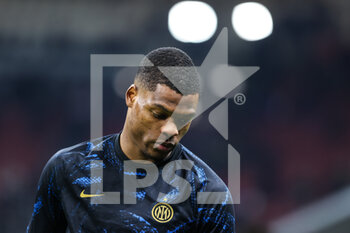 2021-12-12 - Denzel Dumfries of FC Internazionale warms up during the Serie A 2021/22 football match between FC Internazionale and Cagliari Calcio at Giuseppe Meazza Stadium, Milan, Italy on December 12, 2021 - INTER - FC INTERNAZIONALE VS CAGLIARI CALCIO - ITALIAN SERIE A - SOCCER