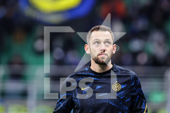 2021-12-12 - Stefan de Vrij of FC Internazionale warms up during the Serie A 2021/22 football match between FC Internazionale and Cagliari Calcio at Giuseppe Meazza Stadium, Milan, Italy on December 12, 2021 - INTER - FC INTERNAZIONALE VS CAGLIARI CALCIO - ITALIAN SERIE A - SOCCER