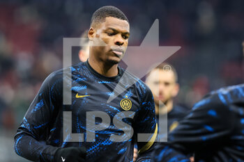 2021-12-12 - Denzel Dumfries of FC Internazionale looks on during the Serie A 2021/22 football match between FC Internazionale and Cagliari Calcio at Giuseppe Meazza Stadium, Milan, Italy on December 12, 2021 - INTER - FC INTERNAZIONALE VS CAGLIARI CALCIO - ITALIAN SERIE A - SOCCER