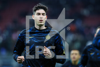 2021-12-12 - Alessandro Bastoni of FC Internazionale warms up during the Serie A 2021/22 football match between FC Internazionale and Cagliari Calcio at Giuseppe Meazza Stadium, Milan, Italy on December 12, 2021 - INTER - FC INTERNAZIONALE VS CAGLIARI CALCIO - ITALIAN SERIE A - SOCCER