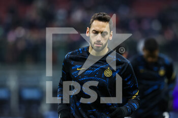 2021-12-12 - Hakan Calhanoglu of FC Internazionale warms up during the Serie A 2021/22 football match between FC Internazionale and Cagliari Calcio at Giuseppe Meazza Stadium, Milan, Italy on December 12, 2021 - INTER - FC INTERNAZIONALE VS CAGLIARI CALCIO - ITALIAN SERIE A - SOCCER
