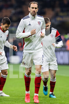 2021-12-12 - Diego Godin of Cagliari Calcio warms up during the Serie A 2021/22 football match between FC Internazionale and Cagliari Calcio at Giuseppe Meazza Stadium, Milan, Italy on December 12, 2021 - INTER - FC INTERNAZIONALE VS CAGLIARI CALCIO - ITALIAN SERIE A - SOCCER