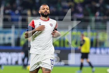2021-12-12 - Joao Pedro of Cagliari Calcio warms up during the Serie A 2021/22 football match between FC Internazionale and Cagliari Calcio at Giuseppe Meazza Stadium, Milan, Italy on December 12, 2021 - INTER - FC INTERNAZIONALE VS CAGLIARI CALCIO - ITALIAN SERIE A - SOCCER