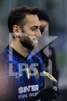 2021-12-12 - Hakan Calhanoglu of FC Internazionale the player of the month of November in Serie A during the Serie A 2021/22 football match between FC Internazionale and Cagliari Calcio at Giuseppe Meazza Stadium, Milan, Italy on December 12, 2021 - INTER - FC INTERNAZIONALE VS CAGLIARI CALCIO - ITALIAN SERIE A - SOCCER
