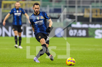 2021-12-12 - Hakan Calhanoglu of FC Internazionale in action during the Serie A 2021/22 football match between FC Internazionale and Cagliari Calcio at Giuseppe Meazza Stadium, Milan, Italy on December 12, 2021 - INTER - FC INTERNAZIONALE VS CAGLIARI CALCIO - ITALIAN SERIE A - SOCCER