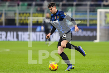 2021-12-12 - Alessandro Bastoni of FC Internazionale in action during the Serie A 2021/22 football match between FC Internazionale and Cagliari Calcio at Giuseppe Meazza Stadium, Milan, Italy on December 12, 2021 - INTER - FC INTERNAZIONALE VS CAGLIARI CALCIO - ITALIAN SERIE A - SOCCER