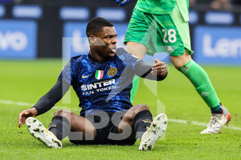 2021-12-12 - Denzel Dumfries of FC Internazionale reacts during the Serie A 2021/22 football match between FC Internazionale and Cagliari Calcio at Giuseppe Meazza Stadium, Milan, Italy on December 12, 2021 - INTER - FC INTERNAZIONALE VS CAGLIARI CALCIO - ITALIAN SERIE A - SOCCER