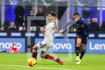 2021-12-12 - Alexis Sanchez of FC Internazionale in action during the Serie A 2021/22 football match between FC Internazionale and Cagliari Calcio at Giuseppe Meazza Stadium, Milan, Italy on December 12, 2021 - INTER - FC INTERNAZIONALE VS CAGLIARI CALCIO - ITALIAN SERIE A - SOCCER