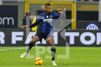 2021-12-12 - Denzel Dumfries of FC Internazionale in action during the Serie A 2021/22 football match between FC Internazionale and Cagliari Calcio at Giuseppe Meazza Stadium, Milan, Italy on December 12, 2021 - INTER - FC INTERNAZIONALE VS CAGLIARI CALCIO - ITALIAN SERIE A - SOCCER