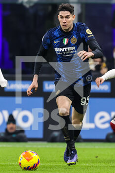 2021-12-12 - Alessandro Bastoni of FC Internazionale in action during the Serie A 2021/22 football match between FC Internazionale and Cagliari Calcio at Giuseppe Meazza Stadium, Milan, Italy on December 12, 2021 - INTER - FC INTERNAZIONALE VS CAGLIARI CALCIO - ITALIAN SERIE A - SOCCER