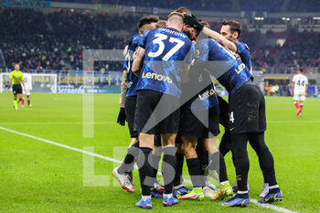2021-12-12 - Alexis Sanchez of FC Internazionale celebrates with his teammates after scoring a goal during the Serie A 2021/22 football match between FC Internazionale and Cagliari Calcio at Giuseppe Meazza Stadium, Milan, Italy on December 12, 2021 - INTER - FC INTERNAZIONALE VS CAGLIARI CALCIO - ITALIAN SERIE A - SOCCER