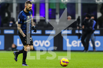 2021-12-12 - Marcelo Brozovic of FC Internazionale in action during the Serie A 2021/22 football match between FC Internazionale and Cagliari Calcio at Giuseppe Meazza Stadium, Milan, Italy on December 12, 2021 - INTER - FC INTERNAZIONALE VS CAGLIARI CALCIO - ITALIAN SERIE A - SOCCER