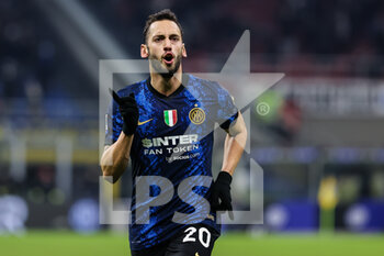 2021-12-12 - Hakan Calhanoglu of FC Internazionale celebrates after scoring a goal during the Serie A 2021/22 football match between FC Internazionale and Cagliari Calcio at Giuseppe Meazza Stadium, Milan, Italy on December 12, 2021 - INTER - FC INTERNAZIONALE VS CAGLIARI CALCIO - ITALIAN SERIE A - SOCCER