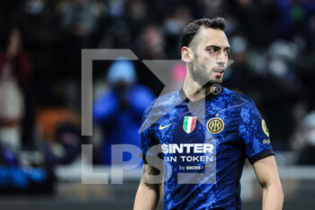 2021-12-12 - Hakan Calhanoglu of FC Internazionale looks on during the Serie A 2021/22 football match between FC Internazionale and Cagliari Calcio at Giuseppe Meazza Stadium, Milan, Italy on December 12, 2021 - INTER - FC INTERNAZIONALE VS CAGLIARI CALCIO - ITALIAN SERIE A - SOCCER