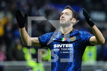 2021-12-12 - Hakan Calhanoglu of FC Internazionale celebrates during the Serie A 2021/22 football match between FC Internazionale and Cagliari Calcio at Giuseppe Meazza Stadium, Milan, Italy on December 12, 2021 - INTER - FC INTERNAZIONALE VS CAGLIARI CALCIO - ITALIAN SERIE A - SOCCER
