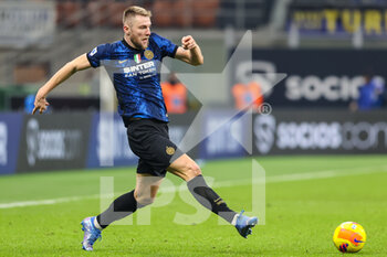 2021-12-12 - Milan Skriniar of FC Internazionale in action during the Serie A 2021/22 football match between FC Internazionale and Cagliari Calcio at Giuseppe Meazza Stadium, Milan, Italy on December 12, 2021 - INTER - FC INTERNAZIONALE VS CAGLIARI CALCIO - ITALIAN SERIE A - SOCCER