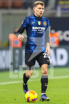 2021-12-12 - Nicolò Barella of FC Internazionale in action during the Serie A 2021/22 football match between FC Internazionale and Cagliari Calcio at Giuseppe Meazza Stadium, Milan, Italy on December 12, 2021 - INTER - FC INTERNAZIONALE VS CAGLIARI CALCIO - ITALIAN SERIE A - SOCCER