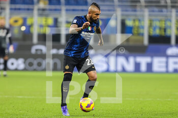 2021-12-12 - Arturo Vidal of FC Internazionale in action during the Serie A 2021/22 football match between FC Internazionale and Cagliari Calcio at Giuseppe Meazza Stadium, Milan, Italy on December 12, 2021 - INTER - FC INTERNAZIONALE VS CAGLIARI CALCIO - ITALIAN SERIE A - SOCCER