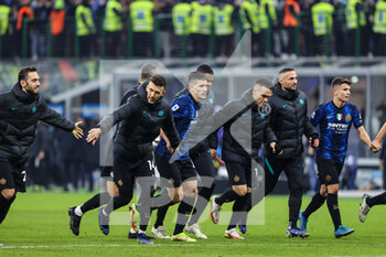 2021-12-12 - Players of FC Internazionale celebrate the victory at the end of the match during the Serie A 2021/22 football match between FC Internazionale and Cagliari Calcio at Giuseppe Meazza Stadium, Milan, Italy on December 12, 2021 - INTER - FC INTERNAZIONALE VS CAGLIARI CALCIO - ITALIAN SERIE A - SOCCER