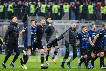 2021-12-12 - Lautaro Martinez of FC Internazionale celebrates the victory at the end of the match  with his teammates during the Serie A 2021/22 football match between FC Internazionale and Cagliari Calcio at Giuseppe Meazza Stadium, Milan, Italy on December 12, 2021 - INTER - FC INTERNAZIONALE VS CAGLIARI CALCIO - ITALIAN SERIE A - SOCCER